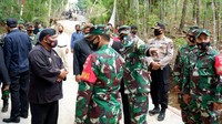 Hasilnya dari seluruh kegiatan pelaksanaan TMMD setiap sasaran menjadi sedikit berbeda. Pembangunan jalan kini sudah 80 persen, jembatan pertama 75 persen dan jembatan kedua sudah 100 persen, Rehab rumah tak layak huni dari 6 rumah rata-rata 50 persen, yang 3 rumah baru akan dibangun. Kegiatan non fisik 75 persen sudah terlaksana. Foto: dok. TMMD
