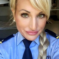 Sarah Keller dulunya adalah seorang komisaris polisi di Jerman. Dirinya sempat melakukan pekerjaan ganda sebagai polwan di siang hari dan sebagai model di industri dewasa pada malam harinya. Foto: Instagram/Calea Toxic