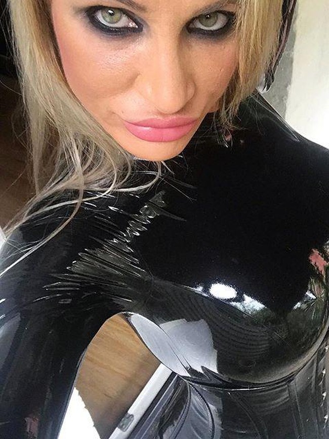 Kini Sarah telah berhasil mengumpulkan lebih dari 28 ribu pengikut di Instagramnya. Dia juga mengubah namanya menjadi Calea Toxic ketika bekerja sebagai dominatrix. Foto: Instagram/Calea Toxic