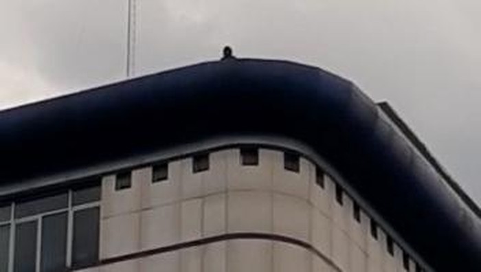 Screenshot ada pria misterius lemparkan batu dari atas gedung DPRD Medan ke arah massa demo (dok. Istimewa)