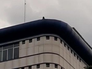 Misteri Pria Pelempar Batu dari Atap Gedung Saat Demo di Medan