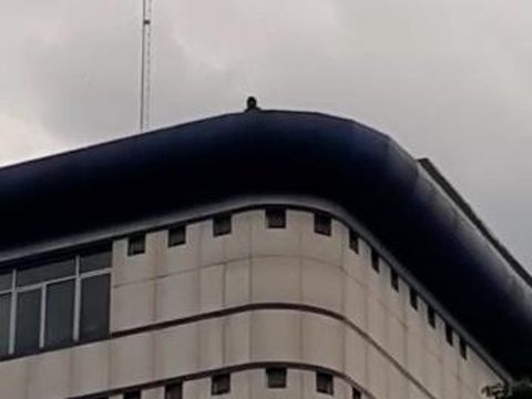 Screenshot ada pria misterius lemparkan batu dari atas gedung DPRD Medan ke arah massa demo (dok. Istimewa)
