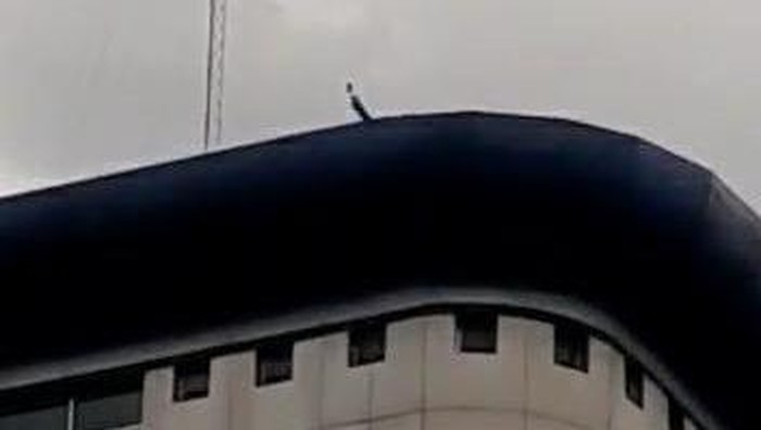 Screenshot ada pria misterius lemparkan batu dari atas gedung DPRD Medan ke arah massa demo (dok. Istimewa)