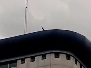 Kesal Jadi Alasan 2 Satpam Lempari Pendemo dari Gedung DPRD Medan