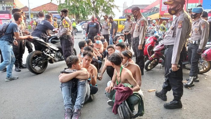 Sejumlah pelajar diamankan saat hendak ikut demo ke Jakarta.