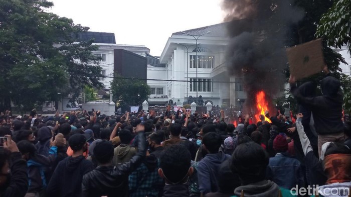 Situasi demo di depan Gedung DPRD Jabar.