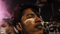 Beberapa dari massa aksi pun bertumbangan, banyak dari mereka kesulitan bernafas akibat gas air mata.