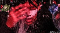 Diketahui pihak kepolisian menggunakan gas air mata untuk membubarkan massa aksi yang mulai anarkis.