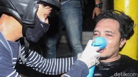 Sebagian dari mereka menggunakan oksigen untuk membantu pernafasan rekannya.
