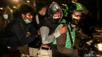 Ojek online pun ikut ambil peran dalam aksi di Harmoni, mereka dengan suka rela mengangkut massa aksi yang kesulitan bernafas.