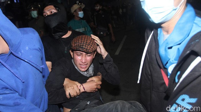 Solidaritas di Tengah Ricuh Harmoni Aksi solidaritas sesama pendemo terekam lensa kamera detikcom. Mereka terlihat bahu-membahu menolong sesama.