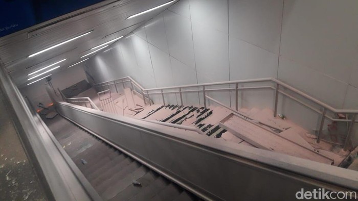 Stasiun MRT Bundaran HI dirusak massa.