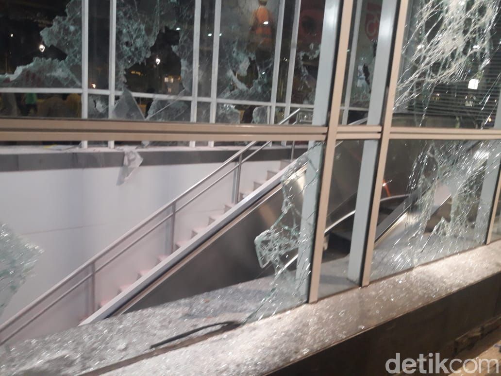 Stasiun MRT Bundaran HI dirusak massa.