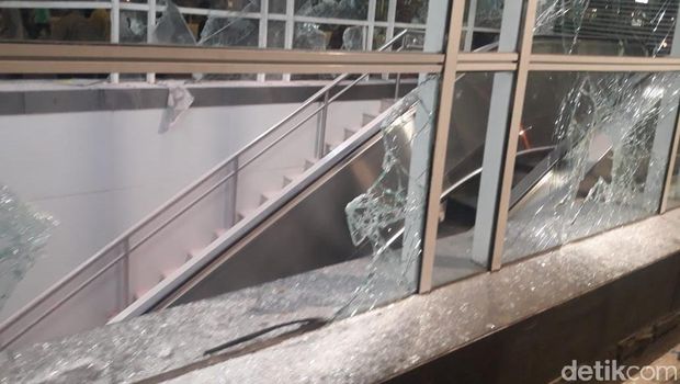 Stasiun MRT Bundaran HI dirusak massa.