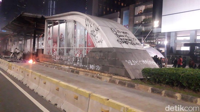Stasiun MRT Bundaran HI dirusak massa.