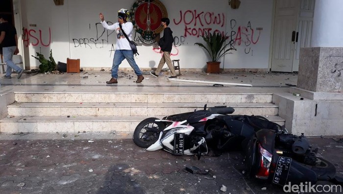 Suasana di DPRD DIY usai demo ricuh, Kamis (8/10/2020).