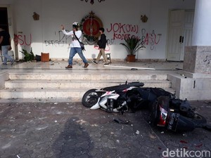 Demo UU Cipta Kerja di DPRD DIY Ricuh, Fasilitas-Mobil Polisi Rusak