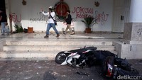 Tak hanya itu, dua unit motor dirusak dan ditaruh di depan gedung rapat DPRD DIY. Tampak batu dan benda lain masih berserakan di DPRD DIY. Pradito Rida Pertana/detikcom   