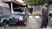 Saat ini polisi masih berjaga di gerbang depan DPRD DIY. Tampak pula TNI membantu pengamanan di lokasi. Pradito Rida Pertana/detikcom   