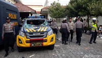 Pantauan detikcom, Rabu (8/10) pukul 16.05 WIB, tampak empat unit mobil polisi alami kaca pecah. Selain itu satu mobil Kijang alami pecah kaca depan. Pradito Rida Pertana/detikcom   