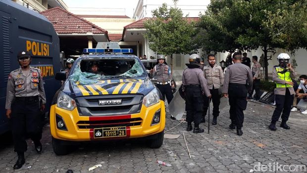 Massa aksi tolak Omnibus Law UU Cipta Kerja yang ricuh di kantor DPRD DIY mengakibatkan sejumlah fasilitas rusak. Tembok DPRD tampak dicoret-coret, bahkan sejumlah mobil mengalami kaca pecah.