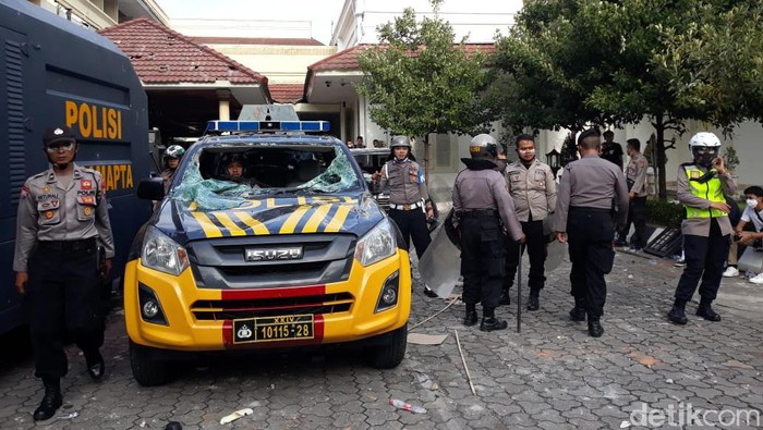 Suasana Gedung DPRD DIY Pasca Demo Massa aksi tolak Omnibus Law UU Cipta Kerja yang ricuh di kantor DPRD DIY mengakibatkan sejumlah fasilitas rusak. Tembok DPRD tampak dicoret-coret, bahkan sejumlah mobil mengalami kaca pecah.