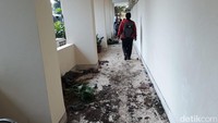 Bahkan, dinding depan gedung DPRD juga dicoreti massa aksi. Sejumlah tulisan sumpah serapah mengisi dinding bagian depan gedung tersebut. Pradito Rida Pertana/detikcom   