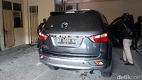 Sempat ada lemparan petasan dan sejumlah benda. Tampak ambulans juga mulai berdatangan di sekitar lokasi aksi. Pradito Rida Pertana/detikcom   
