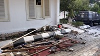 Salah satu pemilik motor yang rusak, Arifin, menyampaikan datang ke DPRD DIY untuk mengerjakan tugas foto jurnalistik. Awalnya dirinya memarkirkan sepeda motor di samping pos satpam. Namun, saat dicek ternyata sepeda motornya sudah tidak ada. Pradito Rida Pertana/detikcom   