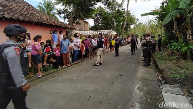 Suasana rekonstruksi pembunuhan di Dusun Semampir, Desa Pasuruhan, Kecamatan Mertoyudan, Kabupaten Magelang, Kamis (8/10/2020).