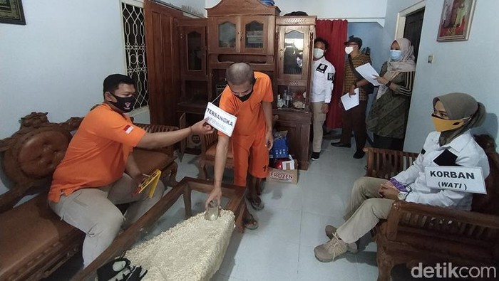 Suasana rekonstruksi pembunuhan di Dusun Semampir, Desa Pasuruhan, Kecamatan Mertoyudan, Kabupaten Magelang, Kamis (8/10/2020).