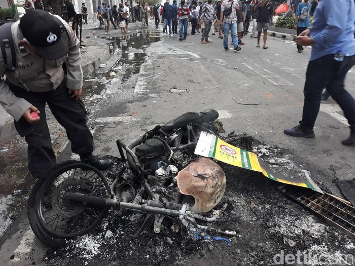 Suasana terkini Jalan Malioboro, Kota Yogyakarta, usai demo tolak Omnibus Law di depan DPRD DIY, Kamis (8/10/2020).
