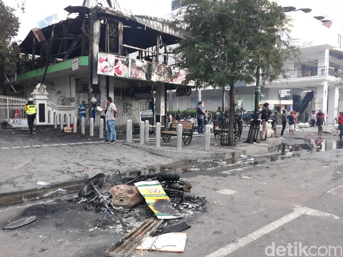 Suasana terkini Jalan Malioboro, Kota Yogyakarta, usai demo tolak Omnibus Law di depan DPRD DIY, Kamis (8/10/2020).