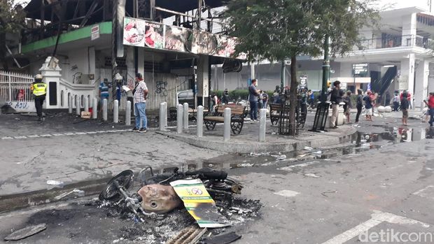 Suasana terkini Jalan Malioboro, Kota Yogyakarta, usai demo tolak Omnibus Law di depan DPRD DIY, Kamis (8/10/2020).