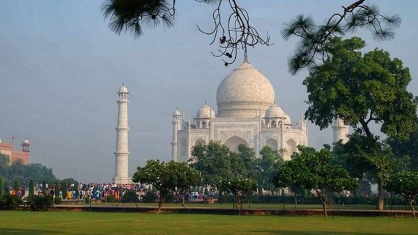 Taj Mahal dibangun atas keinginan Kaisar Mughal Shāh Jahan, anak Jahangir, sebagai sebuah mausoleum untuk istri Persianya, Arjumand Banu Begum, juga dikenal sebagai Mumtaz-ul-Zamani atau Mumtaz Mahal. (AP/Pawan Sharma) (Riswihani/dtraveler)