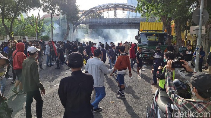 Tembakan gas air mata hujani pendemo di depan gedung grahadi