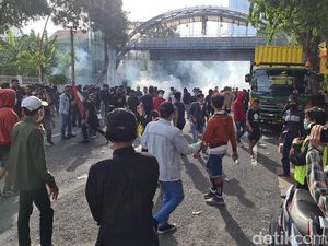 Detik-detik Pendemo Depan Gedung Grahadi Dipukul Mundur hingga Berujung Anarkis