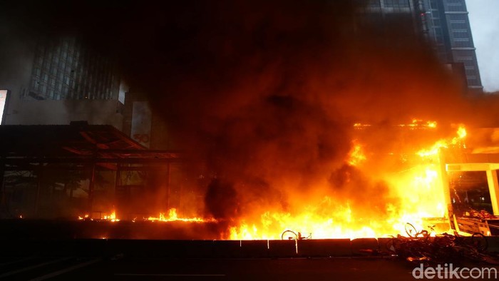 Fasilitas umum menjadi sasaran amuk massa. Salah satunya halte TransJakarta HI dan Sarinah. Berikut foto-foto suasana terkininya.