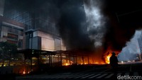 Kepulan asap membumbung tinggi di lokasi.