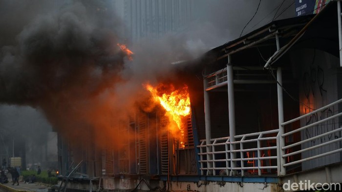 Fasilitas umum menjadi sasaran amuk massa. Salah satunya halte TransJakarta HI dan Sarinah. Berikut foto-foto suasana terkininya.