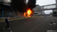 Api dengan cepat menjalar di lokasi.