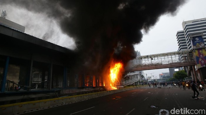 Terkini! Foto-foto Halte TransJ HI-Sarinah yang Dibakar Massa Fasilitas umum menjadi sasaran amuk massa. Salah satunya halte TransJakarta HI dan Sarinah. Berikut foto-foto suasana terkininya.