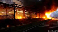 Penampakan terkini halte TransJ HI yang dibakar massa.