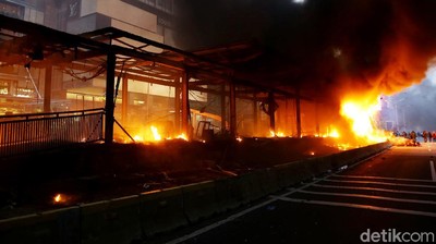 Terkini! Foto-foto Halte TransJ HI-Sarinah yang Dibakar Massa