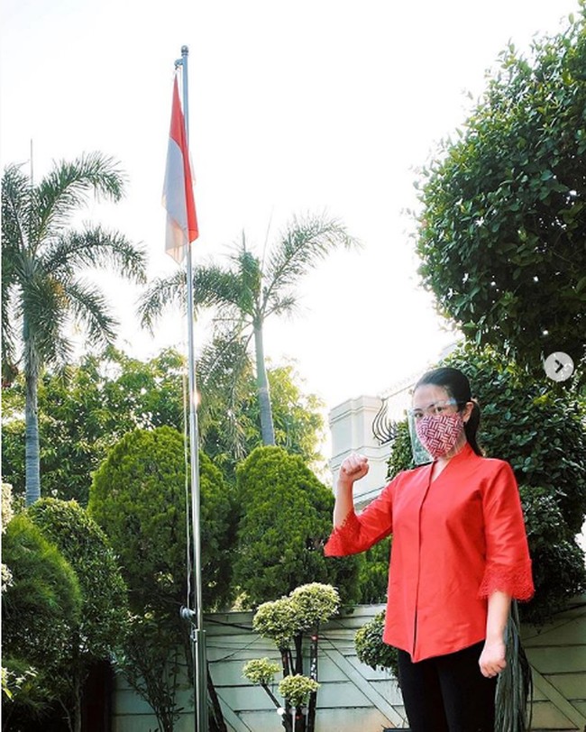 Kerap dibully dan dikritik sebagai anggota dewan, Tina Toon mengaku tak masalah. Yang penting dirinya bisa membuktikan pada masyarakat Jakarta khususnya di kawasan daerah pemilihannya, bahwa hasil kerjanya bisa mereka rasakan. Dr jaman dulu bolo2 sampe skrg apalagi dr nyaleg dan kampanye uda biasa si begini klo yg salah , kontroversi dll lebih naik dibandingkan prestasi tp yg penting kt ttp semangat menjalankan tugas …, tulis Tina di Instagramnya @tinatoon101. Foto: Instagram @tinatoon101