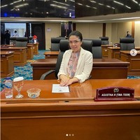 Menghadiri Rapat Paripurna Pertanggungjawaban APBD DKI Jakarta 2019 Oleh Pemprov DKI, Tina Toon memilih tampil dengan batik dan blazer putih. Foto: Instagram @tinatoon101