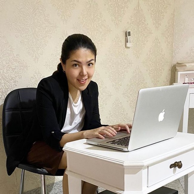 Tina Toon mengunggah video untuk menjawab tudingan dirinya hanya bisa selfie saat sidang. Dalam unggahan di Instagram, Tina mengatakan dirinya selama ini bukan hanya sekadar melakukan pencitraan, namun benar-benar bekerja sebagai wakil rakyat. Foto: Instagram @tinatoon101