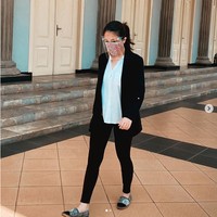 Dalam video yang diunggahnya, Tina Toon yang dulu dijuluki Si Bolo Bolo itu menunjukkan momen-momen dirinya memberikan pendapat saat sidang. Ada juga ketika dirinya melakukan kunjungan langsung ke rakyat. Foto: Instagram @tinatoon101