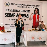 Tina Toon kerap mengunggah penampilan dan aktivitasnya sebagai anggota DPRD DKI Jakarta. Seperti di foto ini, Tina tampil casual dengan celana dan jaket serta masker batik dan face shield saat melakukan kegiatan Serap Aspirasi. Foto: Instagram @tinatoon101