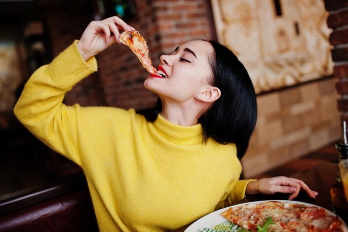 Ini 5 Tips Aman Pakai dan Lepas Masker saat Makan di Restoran